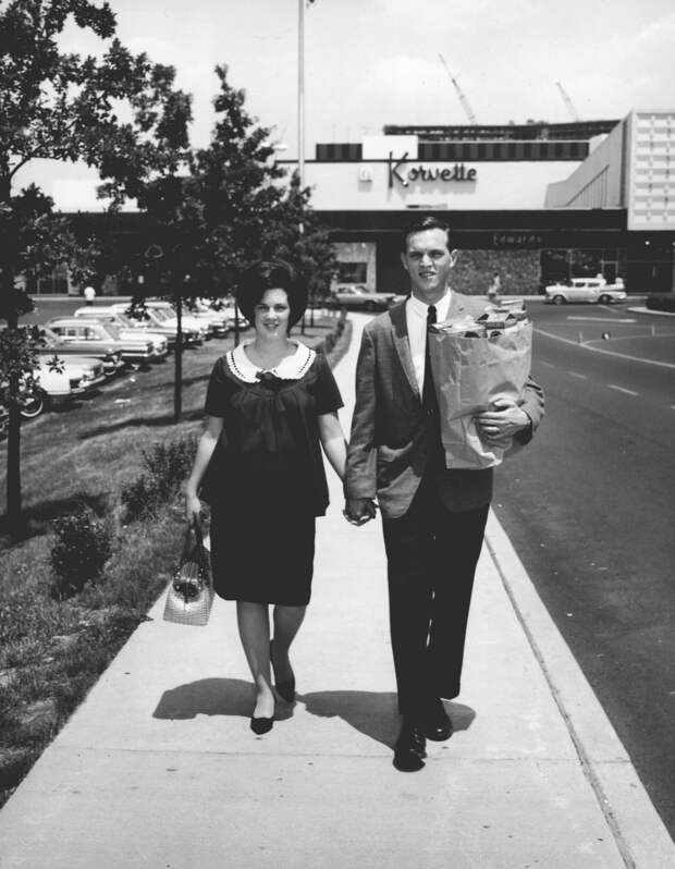 17 фото, по которым видно, как менялась мода для беременных