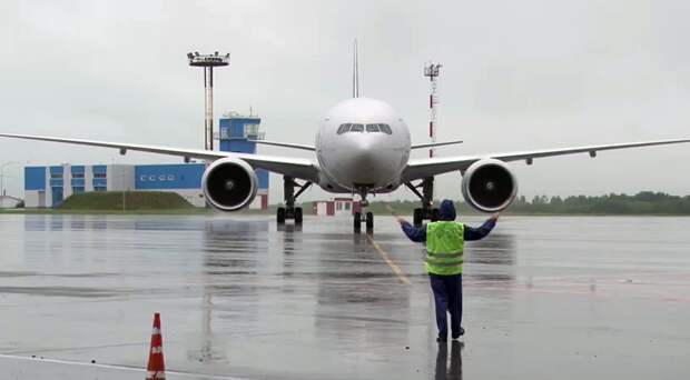 Самолет вернулся в российский город из-за возможной поломки