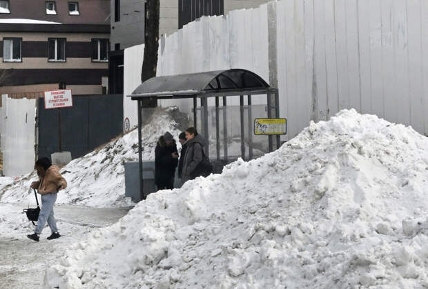 В российском городе коммунальщики решили засыпать остановку снегом