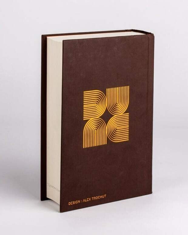 Задняя обложка «Дюны», как ни поверни, можно прочитать «Dune» Задняя обложка «Дюны», как ни поверни, можно прочитать «Dune»
