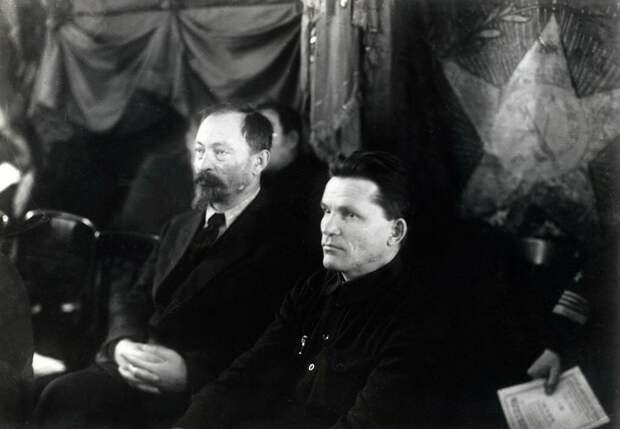 Дзержинский на партийной конференции в Ленинграде 1925 года. Рядом сидит Сергей Миронович Киров.