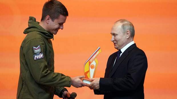 Путин наградил эвакуировавшего более 30 тыс. жителей ДНР волонтера