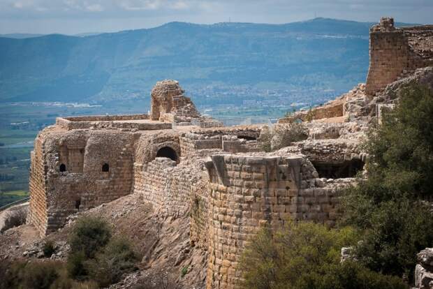 Остатки былой мощи крепостных стен и нижнего ряда сторожевых башен (Nimrod Fortress National Park, Израиль). | Фото: madainproject.com. Остатки былой мощи крепостных стен и нижнего ряда сторожевых башен (Nimrod Fortress National Park, Израиль). | Фото: madainproject.com.