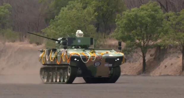 «БМД снаружи, западный стандарт внутри»: Индия показала бронемашины Vikram AAP