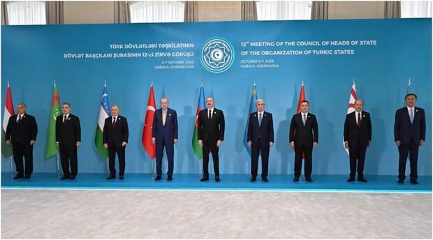 В центре, конечно, Алиев (как хозяин саммита), справа - Эрдоган, слева – Токаев. Скриншот: пресс-служба Токаева 