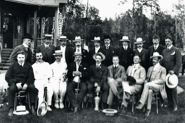 Группа членов Крестовского Лаун-теннис клуба. 2-й слева сидит князь Урусов. Начало ХХ века.