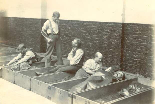 Приют называли «четырехпенсовым гробом», поскольку в спальнях располагались кровати, напоминающие продолговатые ящики / Фото: pikabu.ru Приют называли «четырехпенсовым гробом», поскольку в спальнях располагались кровати, напоминающие продолговатые ящики / Фото: pikabu.ru