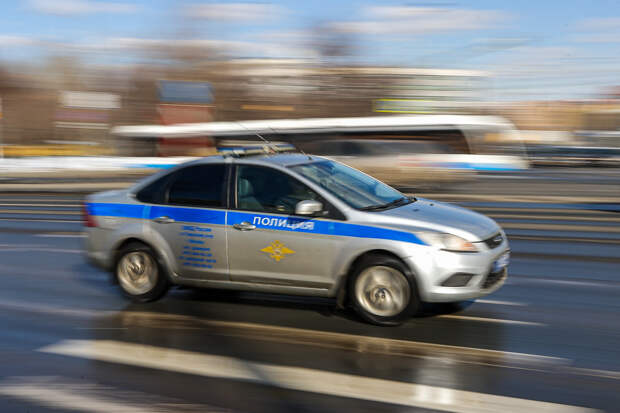 Российский охранник угрожал избить школьников палкой с гвоздями