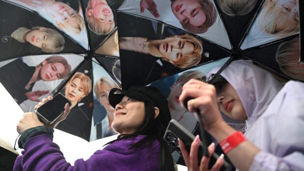 BTS в дыму под ливнем: как прошел первый концерт тура Arirang