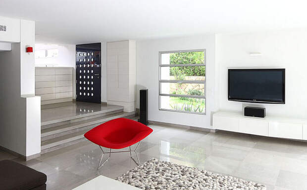 Кресло Bertoia Diamond в гостиной в минималистском стиле