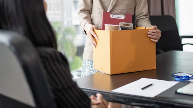 Юрист Русяев объяснил, может ли работодатель уволить сотрудника без выплат