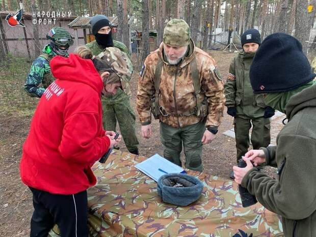 Волонтеры Народного фронта проходят военно-тактическую подготовку в Петербурге