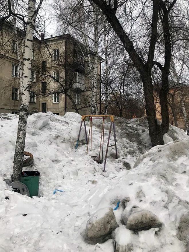 Качели высвобождаются из-под снега. | Фото: ЯПлакалъ. Качели высвобождаются изпод снега Фото ЯПлакалъ