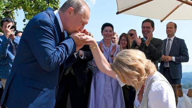 Бывший глава МИД Австрии Карин Кнайсль была вынуждена покинуть родину из-за угроз и обвинений в связях с Россией и теперь она живёт в деревне в Рязанской области.-3