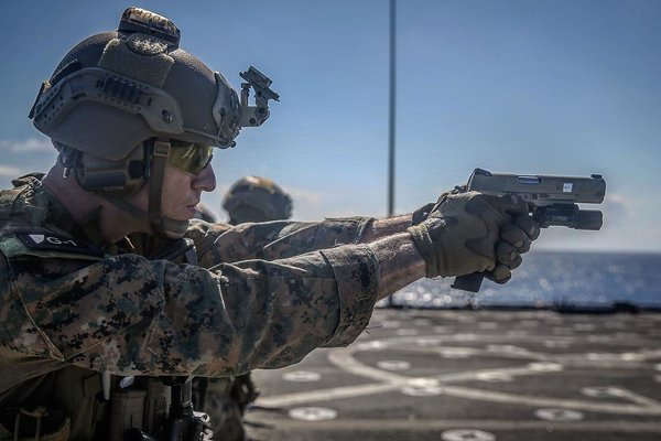 Русский новобранец о первом дне в рекрут-лагере морпехов США: «Сквозь дремоту слышу всхлипывания нескольких человек»