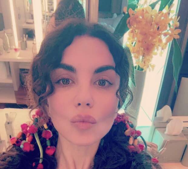 Певица Анна Плетнева сообщила, что улетела с семьей из России