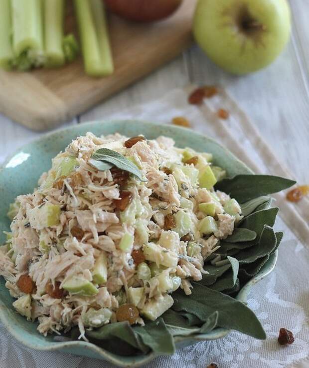 Курица яйца яблоко салат. Салат с курицей. Салат с яблоком. Салат куриный с яблоками. Салат с зелёным яблоком и курицей копченой.