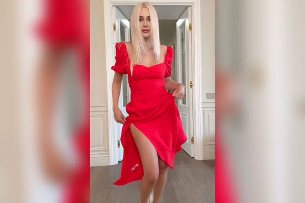 Актриса Наталья Рудова снялась в откровенном красном платье