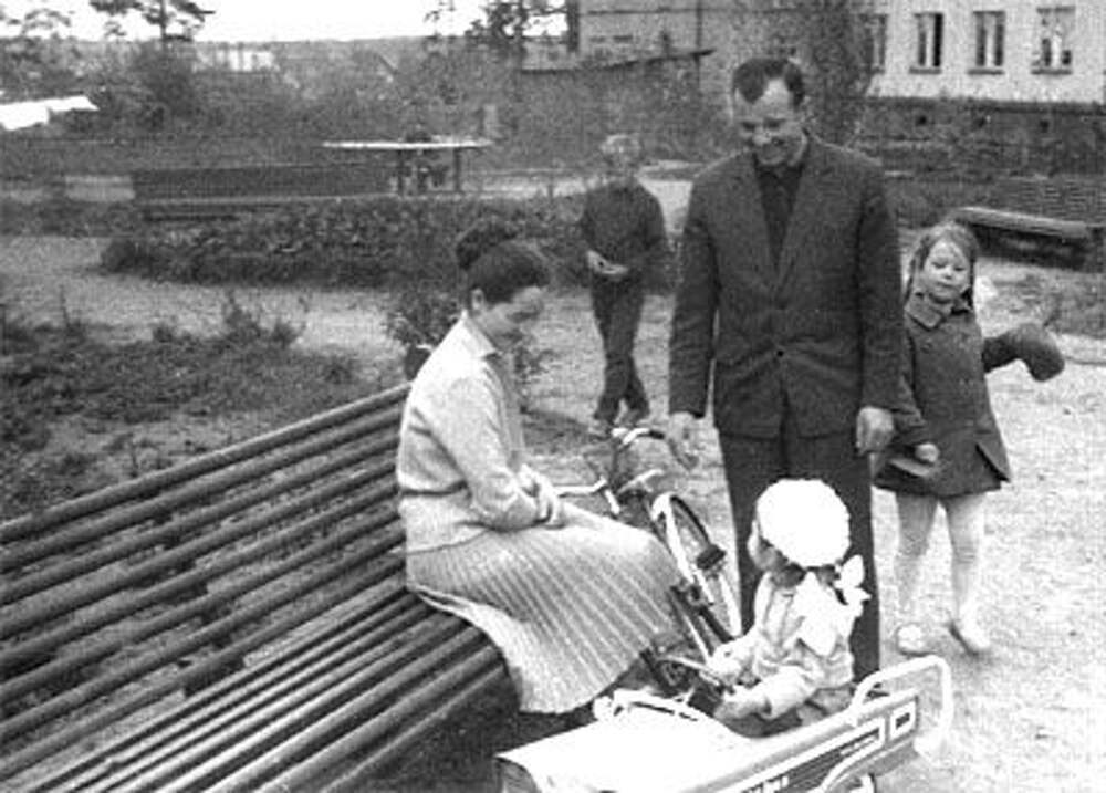 Семья гагарина жена и дети. Семья ю а Гагарина. Семья Юрия Гагарина семья Юрия Гагарина. Семья Юрия Гагарина жена.