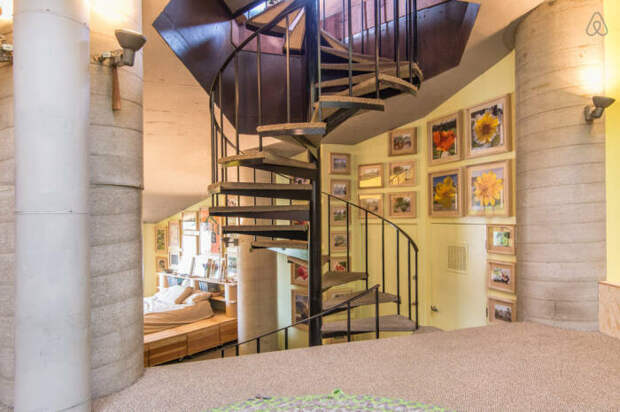 Винтовая лестница является связующим звеном между этажами и полууровнями (Geodesic Dome House, Лос-Анджелес). | Фото: messynessychic.com.