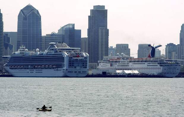Экипаж круизного лайнера с пассажирами поднял на борт пять трупов