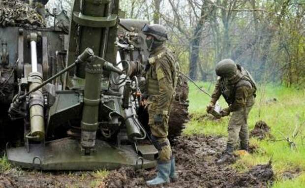 На фото: военнослужащие ВС РФ у 240-мм самоходного миномета 2С4 "Тюльпан" на херсонском направлении в зоне проведения специальной военной операции.