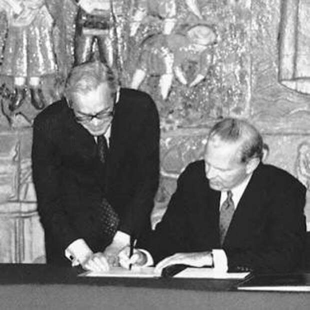 Государственный секретарь США Джеймс Бейкер, справа, и министр иностранных дел России Андрей Козырев подписывают протокол к Договору о сокращении стратегических наступательных вооружений в Лиссабоне 23 мая 1992 года