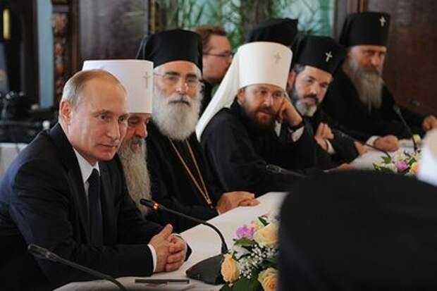 На встрече с членами Священного синода Русской православной церкви и представителями поместных православных церквей.