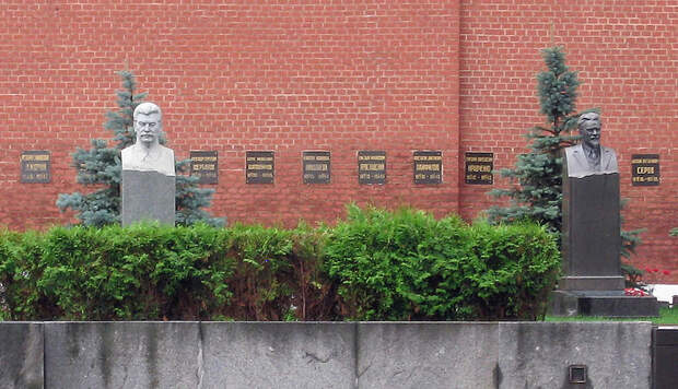 Памятник Сталину на его могиле у Кремлёвской стены