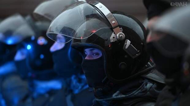 Подростка с саперной лопатой задержали на незаконном митинге в Москве