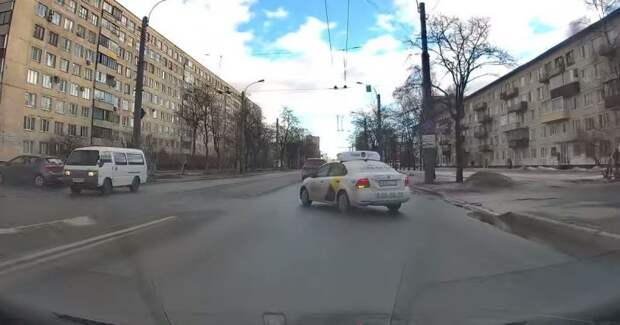 Резкий автомобилист попал в ДТП и теперь нуждается в помощи автоюристов