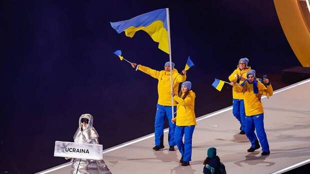 Россиянка несла табличку сборной Украины на церемонии открытия ОИ-2026