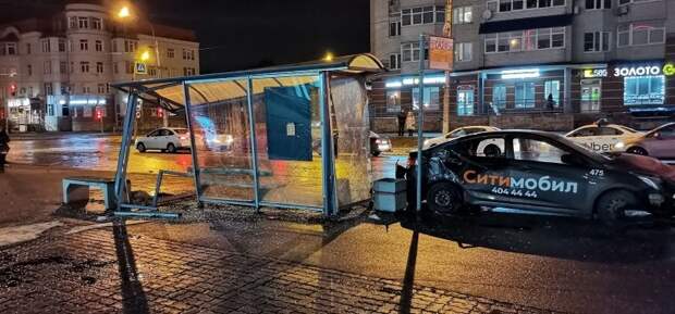 Авария дня. Автомобиль такси после ДТП влетел в остановку