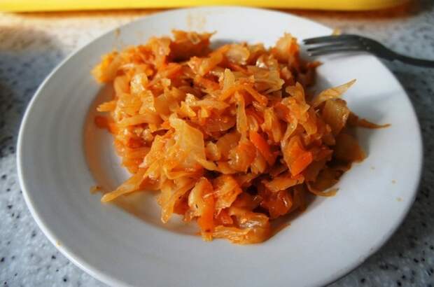 Капуста сначала отваривается, а затем тушится. / Фото: eaomedia.ru Капуста сначала отваривается, а затем тушится. / Фото: eaomedia.ru