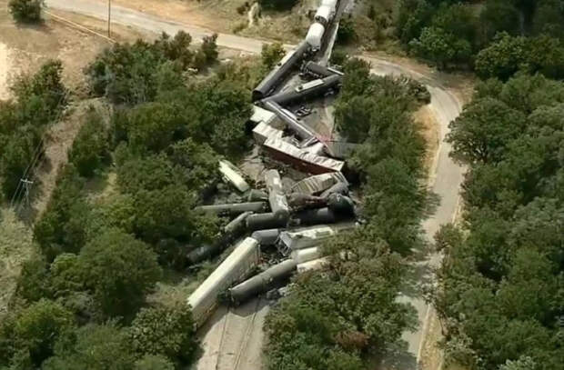 В Техасе сошёл с рельсов поезд с потенциально опасным грузом