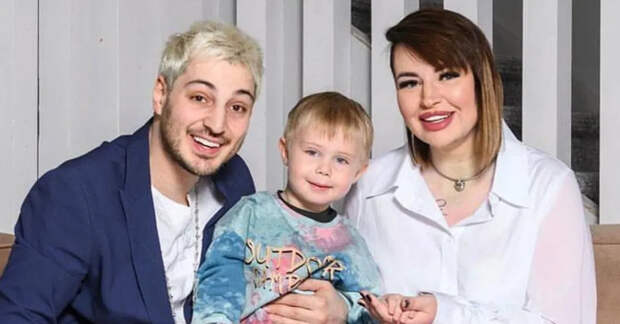 «Я не понимаю, что делаю не так?»: у Саши Черно изъяли сына, пока она спала — отец требует лишения прав