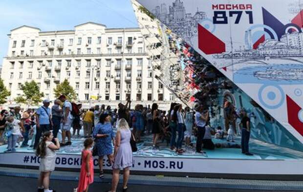 День города на Тверской: уличные артисты и народные забавы