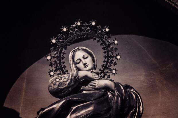 Реставраторы обнаружили настоящий цвет скульптуры Мадонны с младенцем на соборе Дуомо