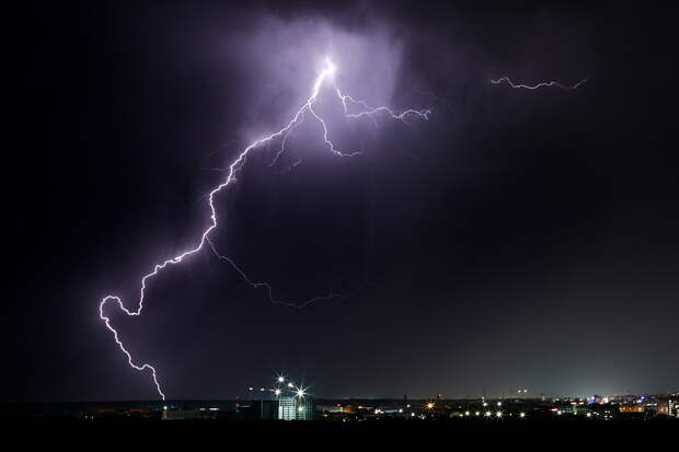Молния пробила шесть отверстий в самолете с пассажирами над Сочи