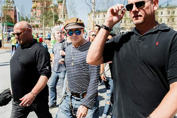 В мае 2018 года Джонни Депп приезжал в Москву дать концерт со своей рок-группой The Hollywood Vampires. Джонни и Полина гуляли вместе по улицам, но девушка пряталась от камер. Фото: GLOBAL LOOK PRESS