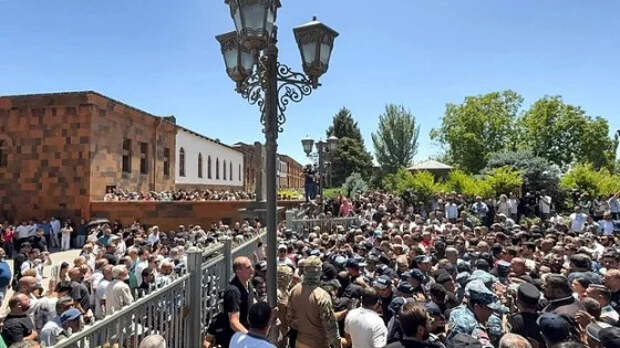 Силовики пытались задержать архиепископа, конфликтующего с Пашиняном. Ему дали два часа на добровольную явку. Что известно?