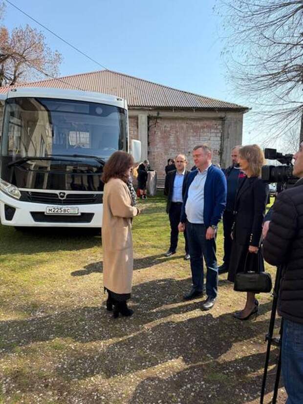 Петербург передал Абхазии школьный автобус и продолжает поддержку республики