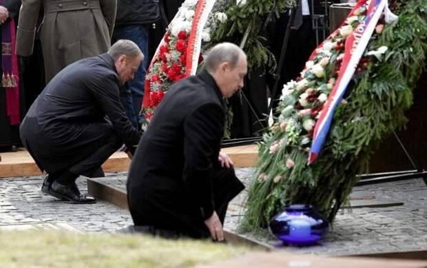 Путин и Туск. Катынский мемориал. Источник изображения: сайт topwar.ru