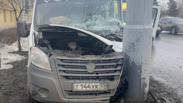 В Омске пассажирский автобус врезался в столб