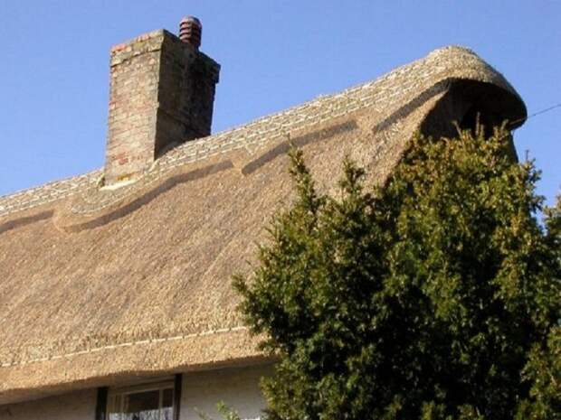 Вот так выглядит соломенная крыша. /Фото: easyroofing.co.uk