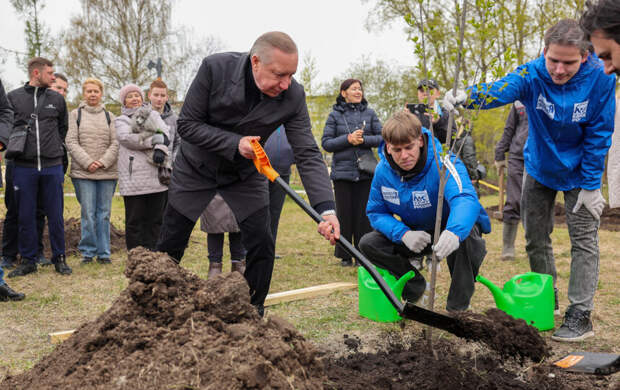 В общегородской субботник Александр Беглов вместе с петербуржцами вышел на уборку города и посадил черёмуху в Купчинском сквере