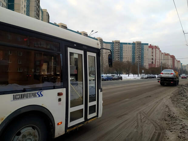 Городской автобус протаранил забор школы в Подмосковье