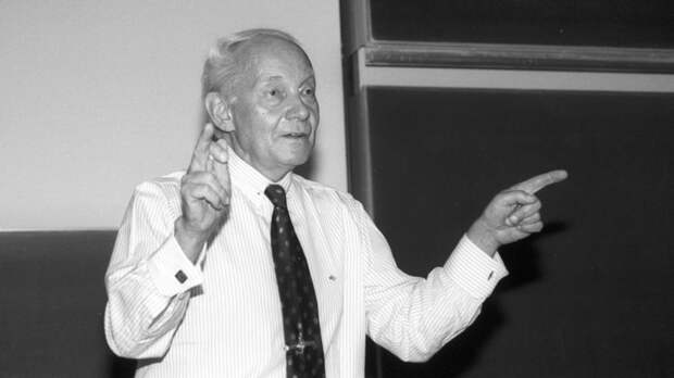Умер лауреат Нобелевской премии по химии Манфред Эйген