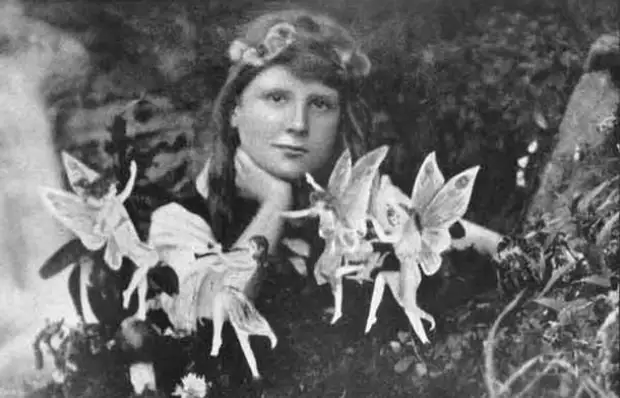 Девочки играют с феями.