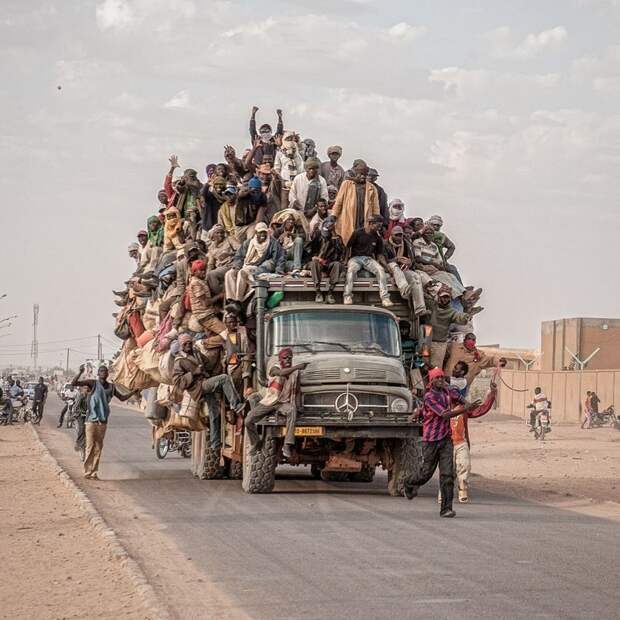 Финалист. «Миграция». Мигранты проезжают через Агадес в Нигере. Автор фото: Харальд Мандт LensCulture, в мире, конкурс, люди, уличное фото, фото